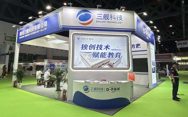 如何设计出突破常规方形且更具灵动性的展台造型